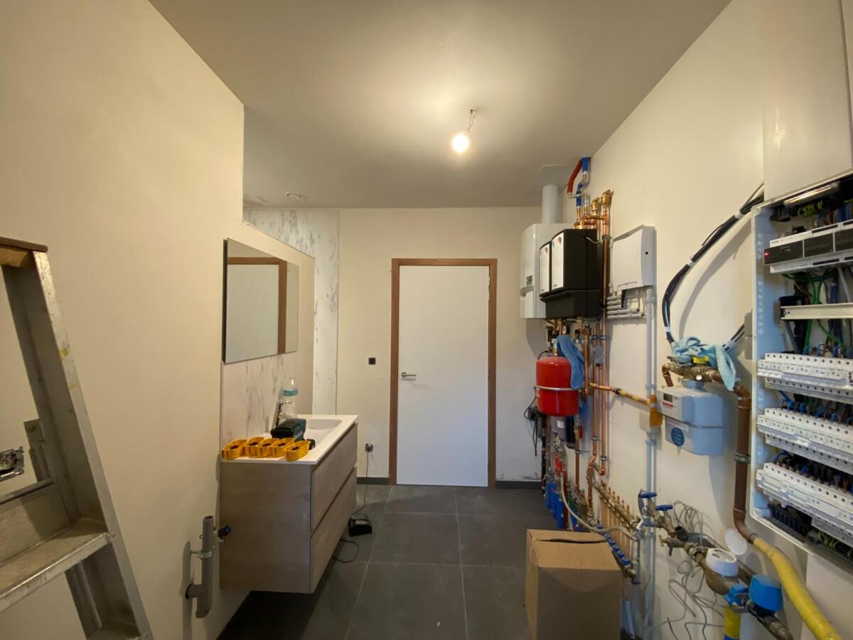 Ruime, energiezuinige nieuwbouwwoning met loods te Brielen 