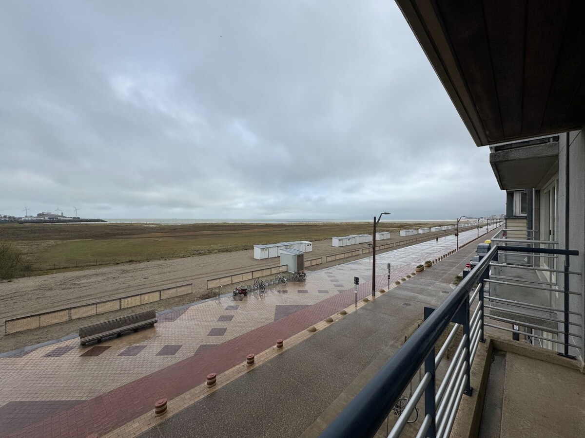 Prachtig doorzonappartement met frontaal zeezicht en 3 slaapkamers te Heist 