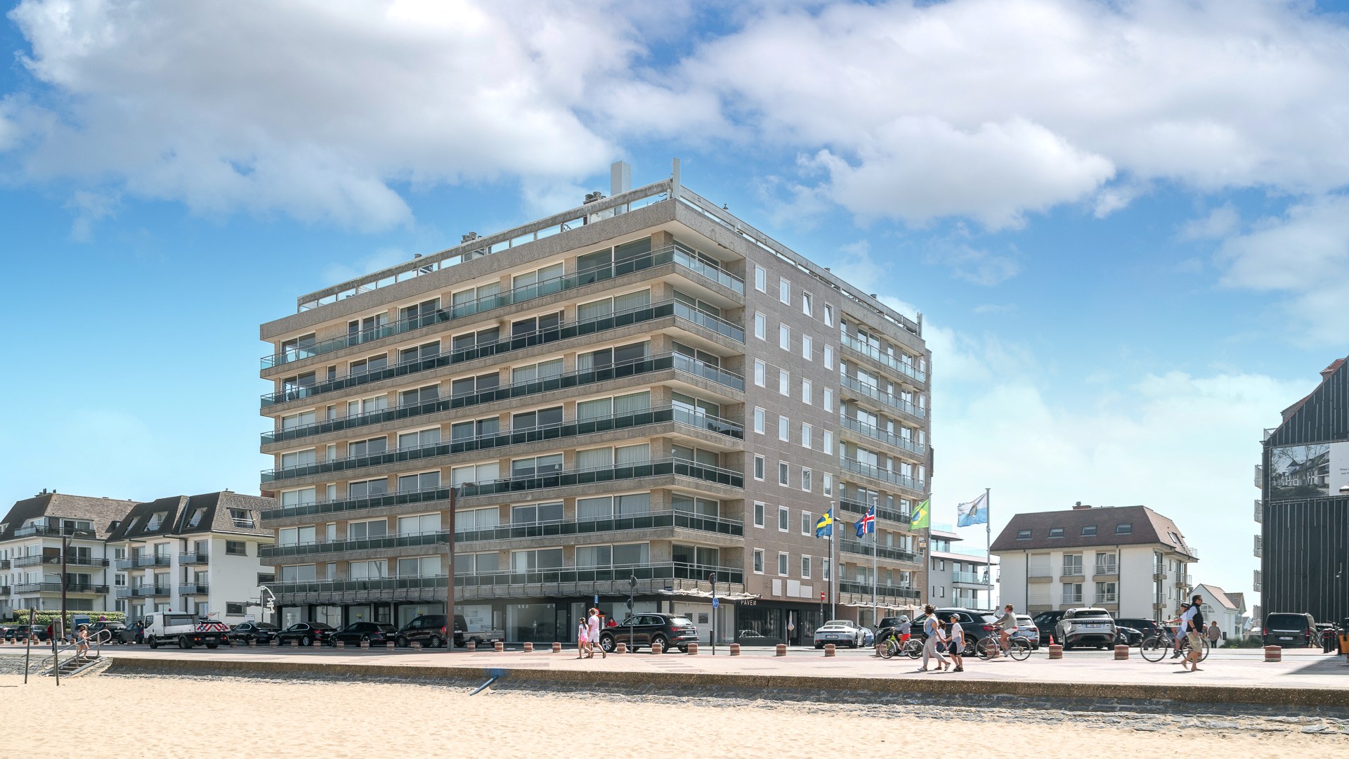 Op een absolute topligging aan de zeedijk in het Zoute bevindt zich dit prachtig gerenoveerde appartement op de eerste verdieping van een standingvolle residentie, met een gevelbreedte van 5,20 meter 