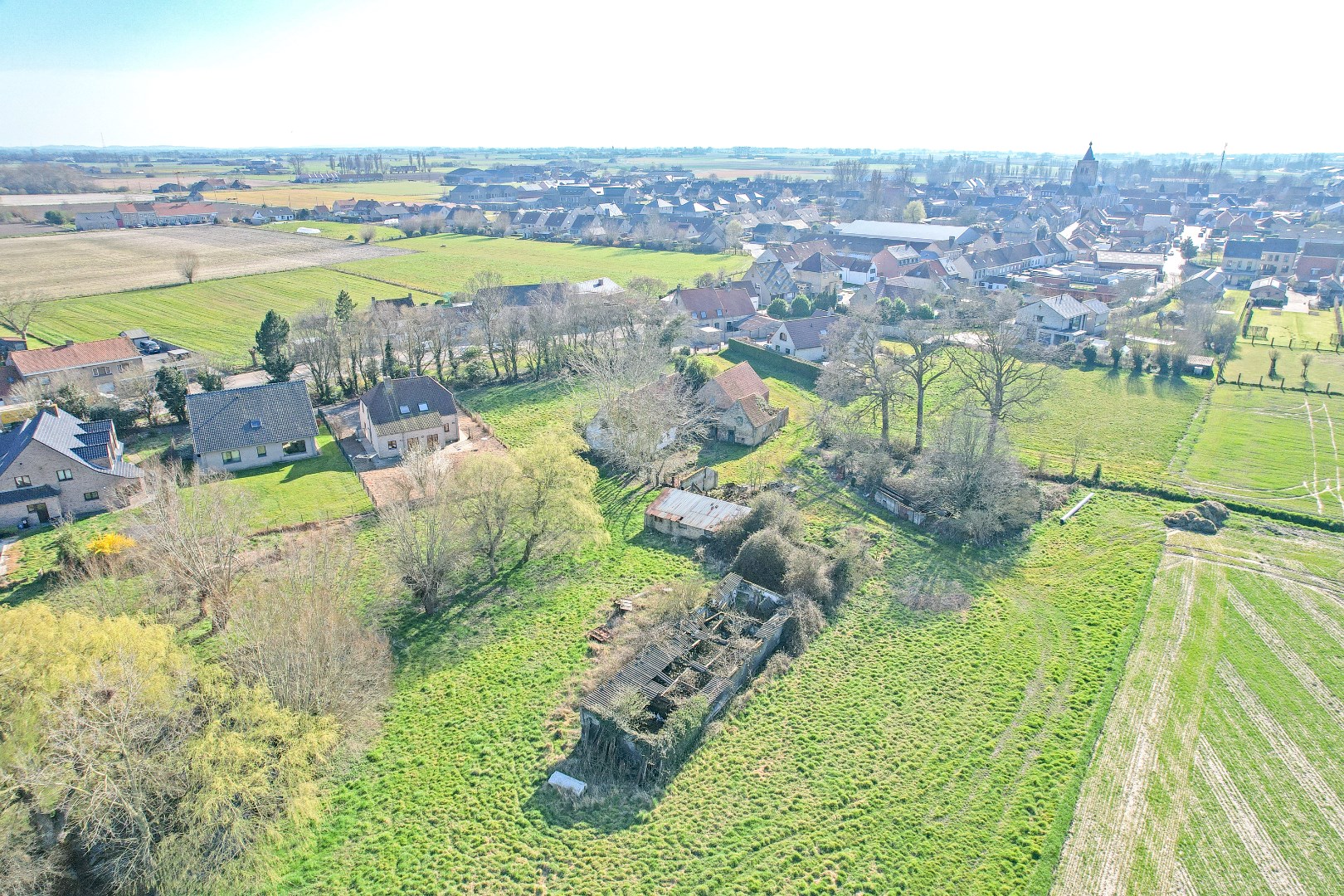 Te renoveren hoeve met veel potentieel in Alveringem. 