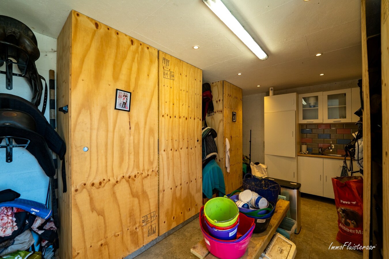 Recent gerenoveerde woning met paardenstallen en buitenpiste op ca. 12.370 m2  te Geel 