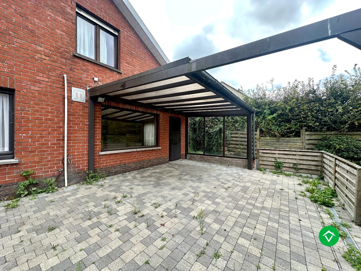 Alleenstaande woning met bakstenen garage en ruime tuin in Ichtegem 