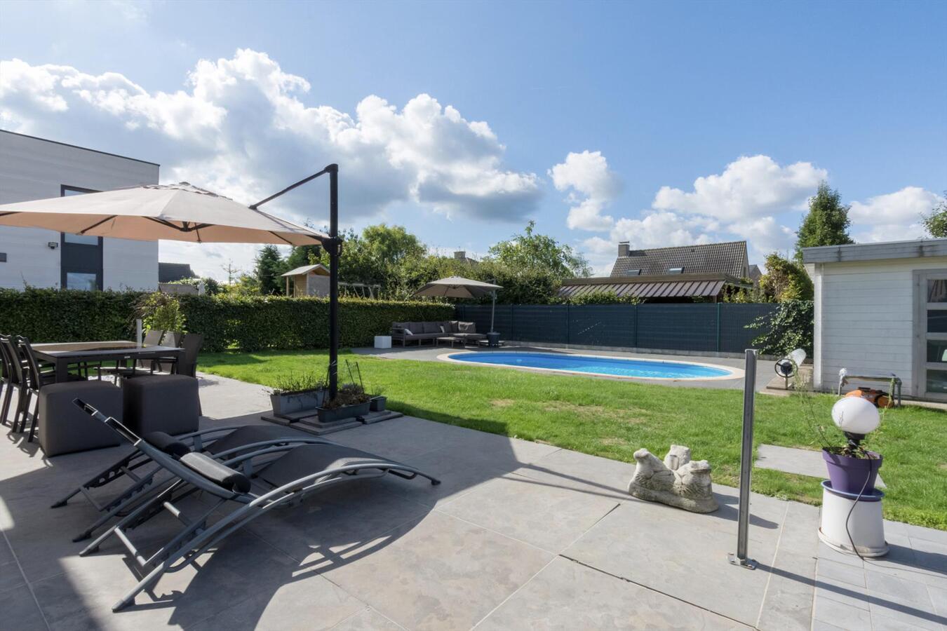 Ruime hedendaagse villa met buitenzwembad 