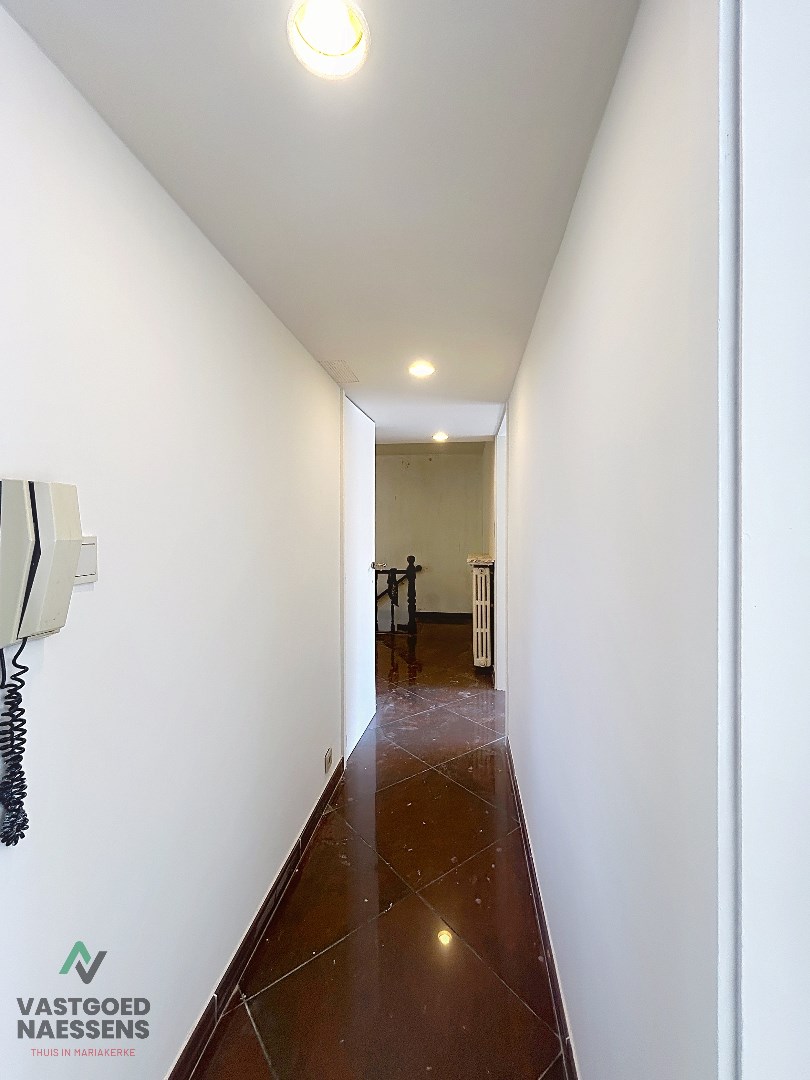 Maison d'angle avec entrepôt - garage - 5 chambres à coucher et terrasse 