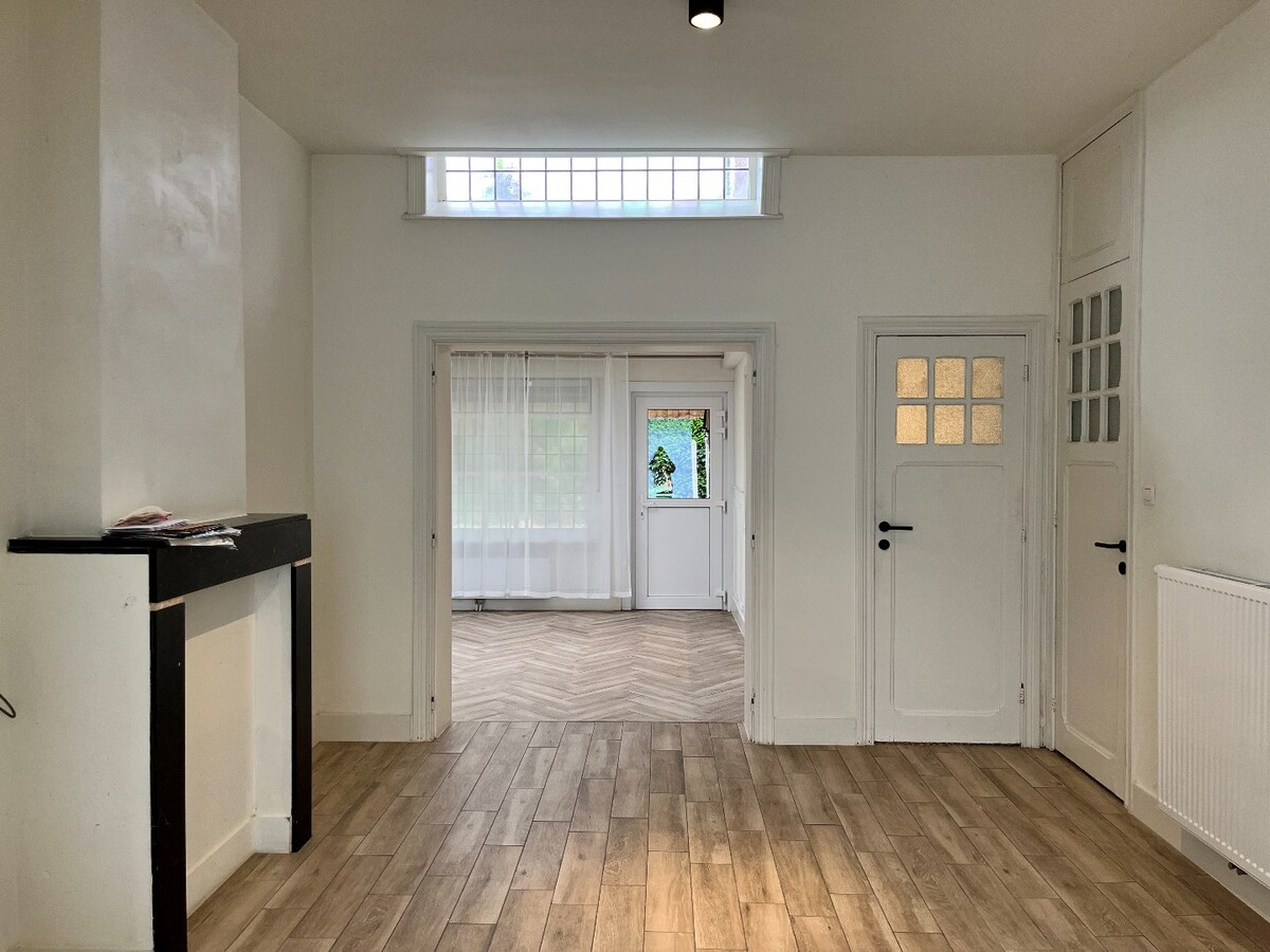 Lichtrijke woning met garage in het hartje van Ieper 