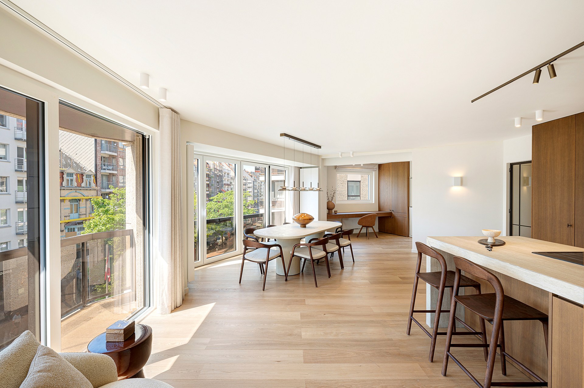 Appartement d'angle spacieux et luxueusement rénové avec des vues dégagées et une largeur de façade de plus de 16 mètres. 