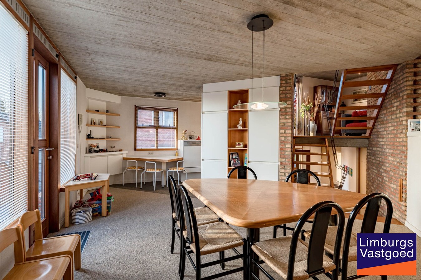 Gezinswoning met zuidgerichte tuin en garage, 5a 85ca 