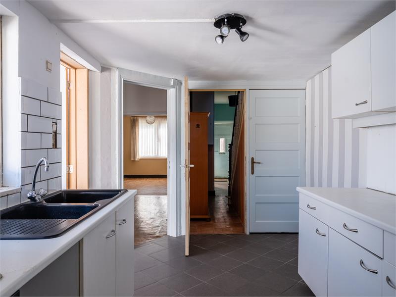 Buitenkans: grote, solide, te renoveren woning in centrum Bassevelde 