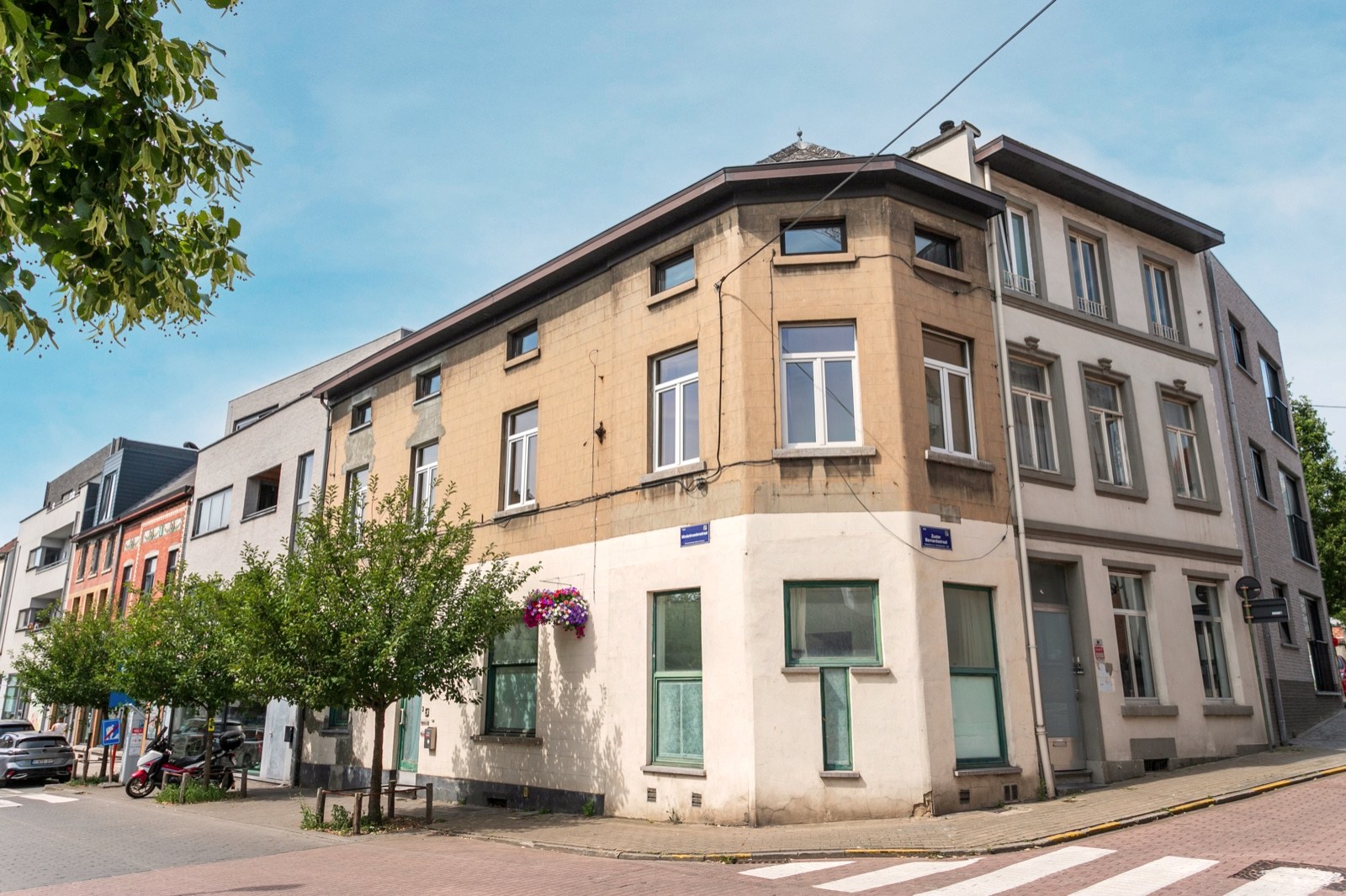 Opbrengsteigendom met 2 vergunde appartementen en kelders in het centrum van Halle 
