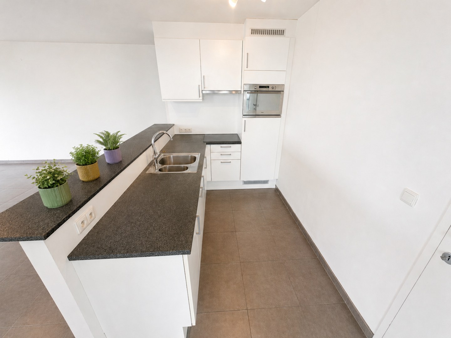 Prachtig gelegen appartement met 2 slpk, zonneterras(sen) en garage, Diksmuide. 