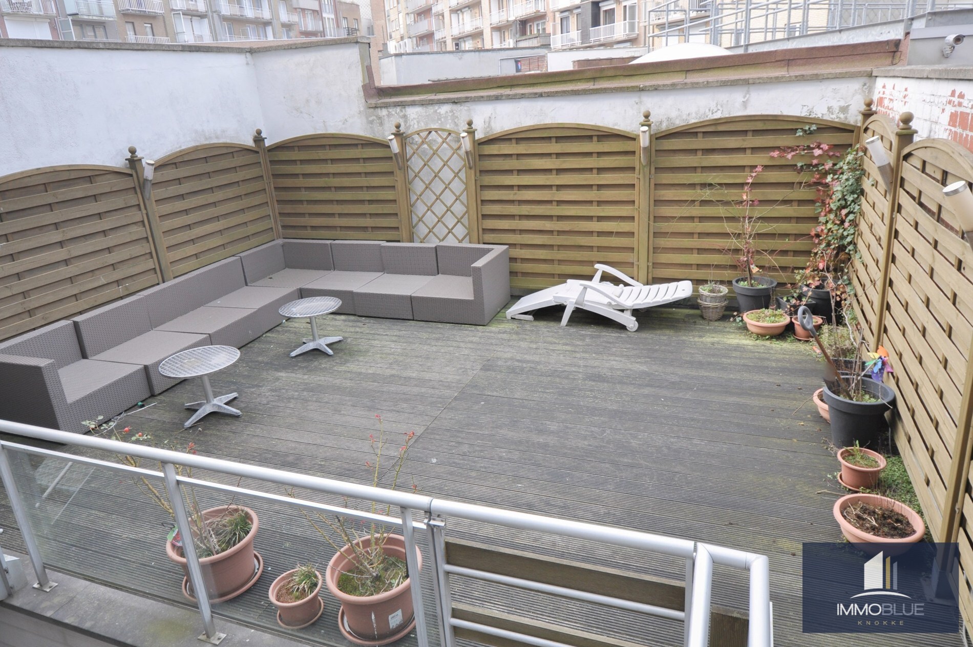 Lichtrijk appartement met een ruim zuidwest gericht terras gelegen nabij het commercieel centrum en het strand. 