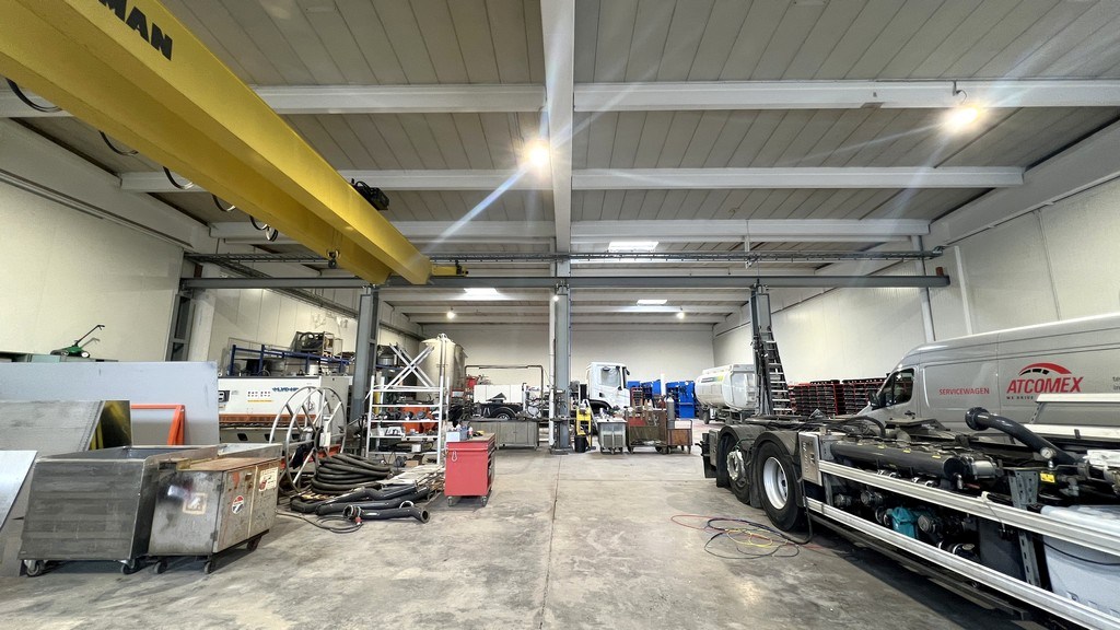 Magazijn met rolbrug en kantoren nabij N47 in Zele