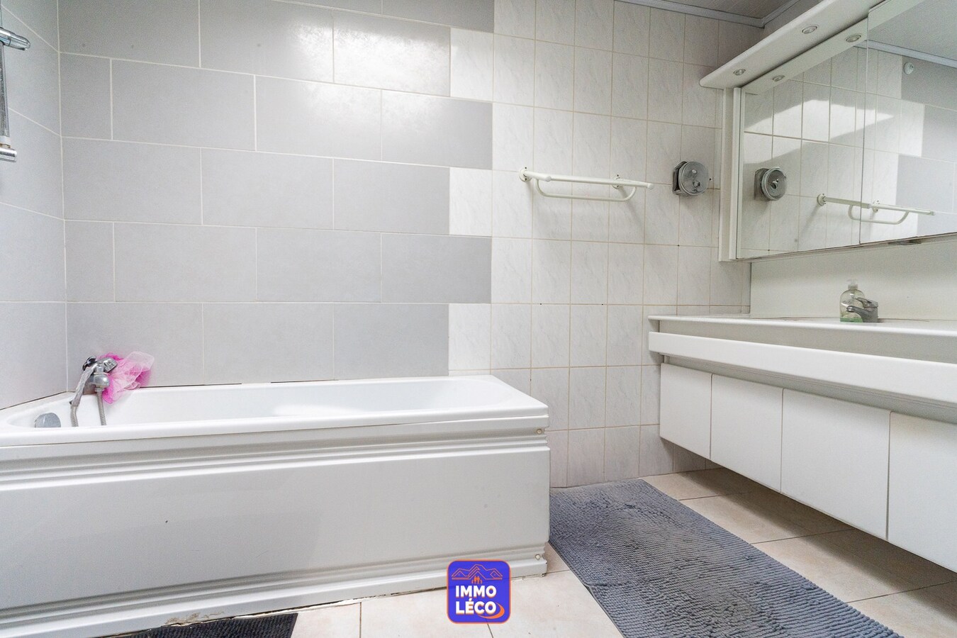 Maison avec beaux volumes et jardin. 