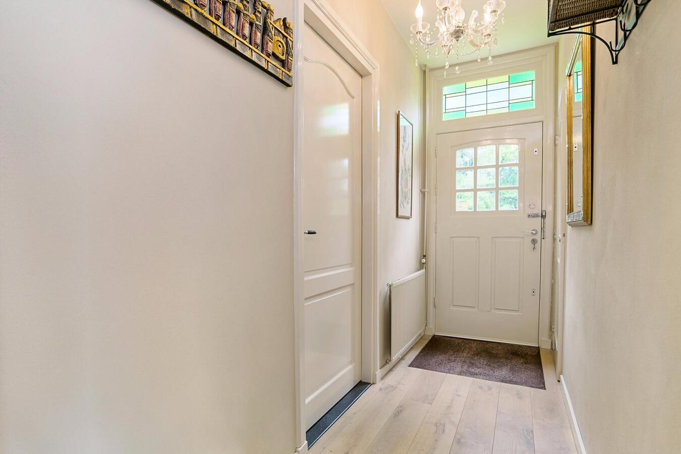 Fraai gelegen, karakteristiek vooroorlogs, vrijstaand gerenoveerd woonhuis op perceel van 1.035 m2 aan de Tonterstraat 42 te Riethoven. 