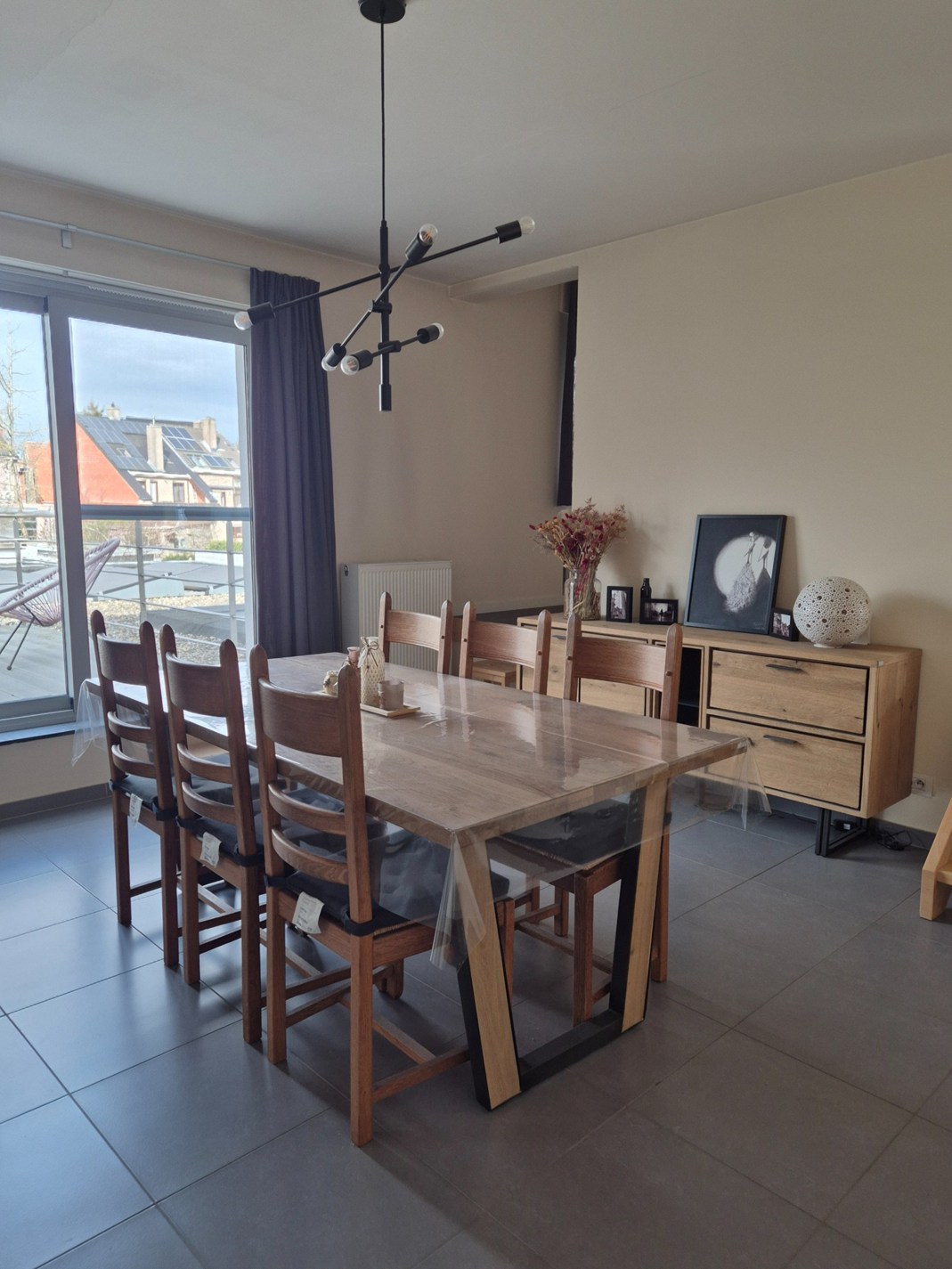 Appartement op eerste verdieping met groot terras. 