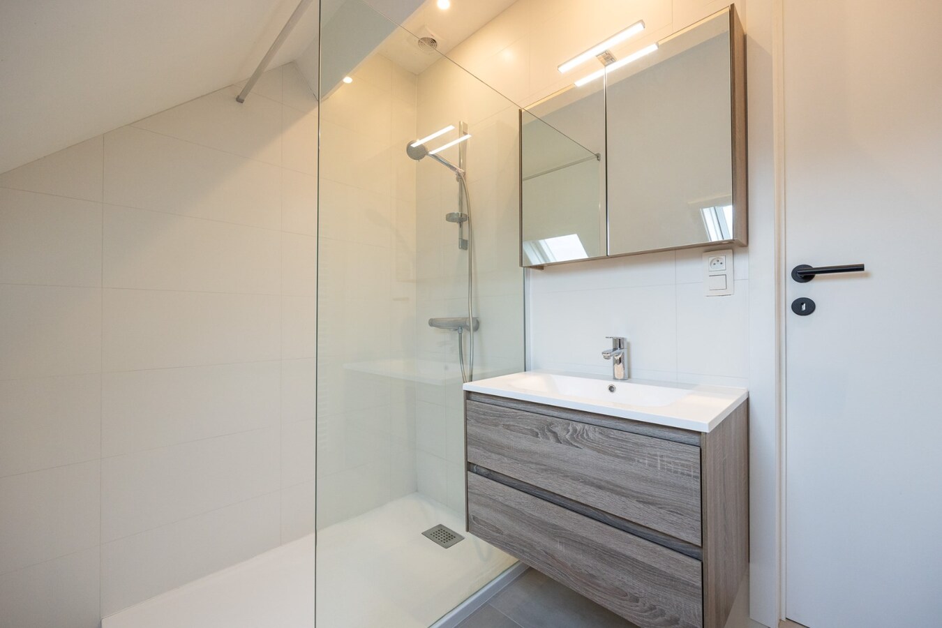 Volledig gerenoveerd dakappartement in centrum Sint-Antonius 