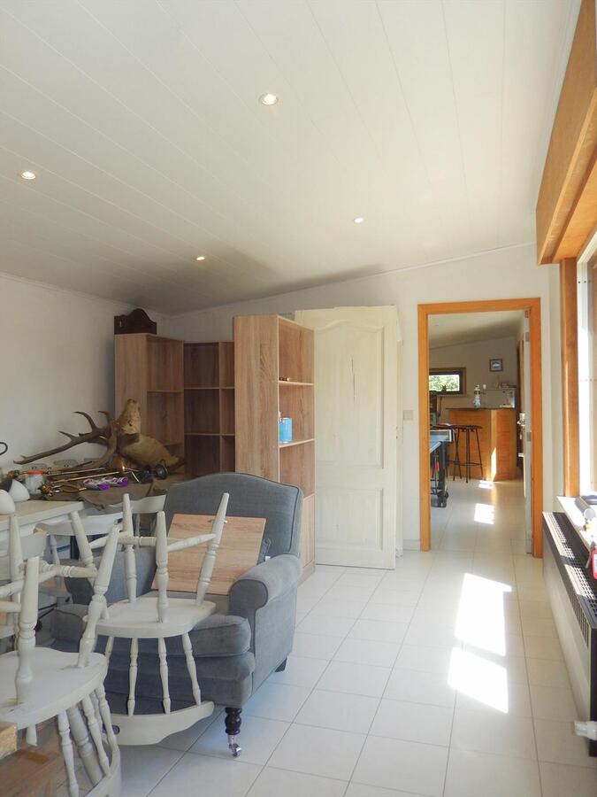 Instapklare woning met grote opslagplaats en 3 garages 