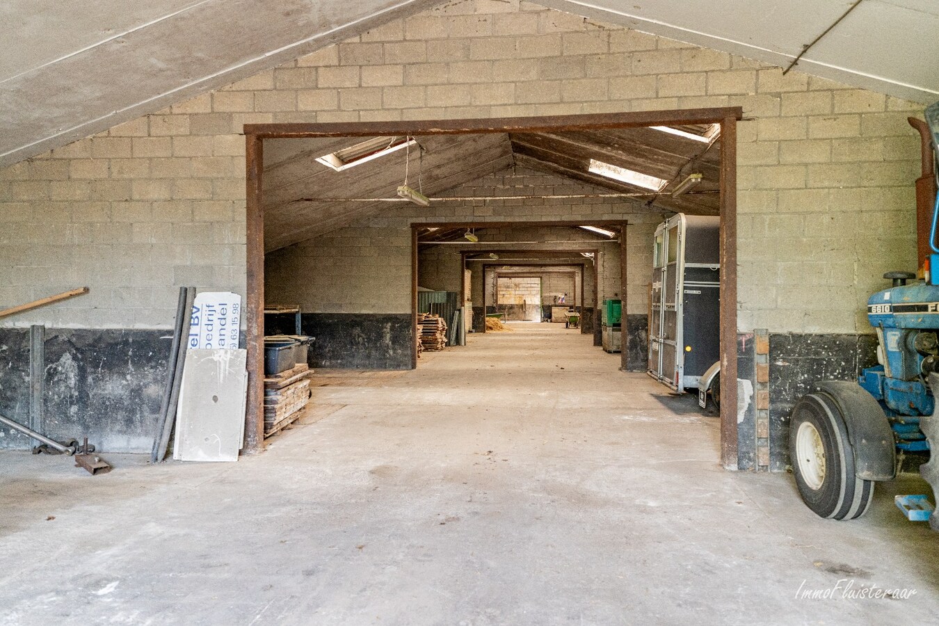 Woning met stalgebouwen en buitenpiste op ca. 6ha te Bocholt 