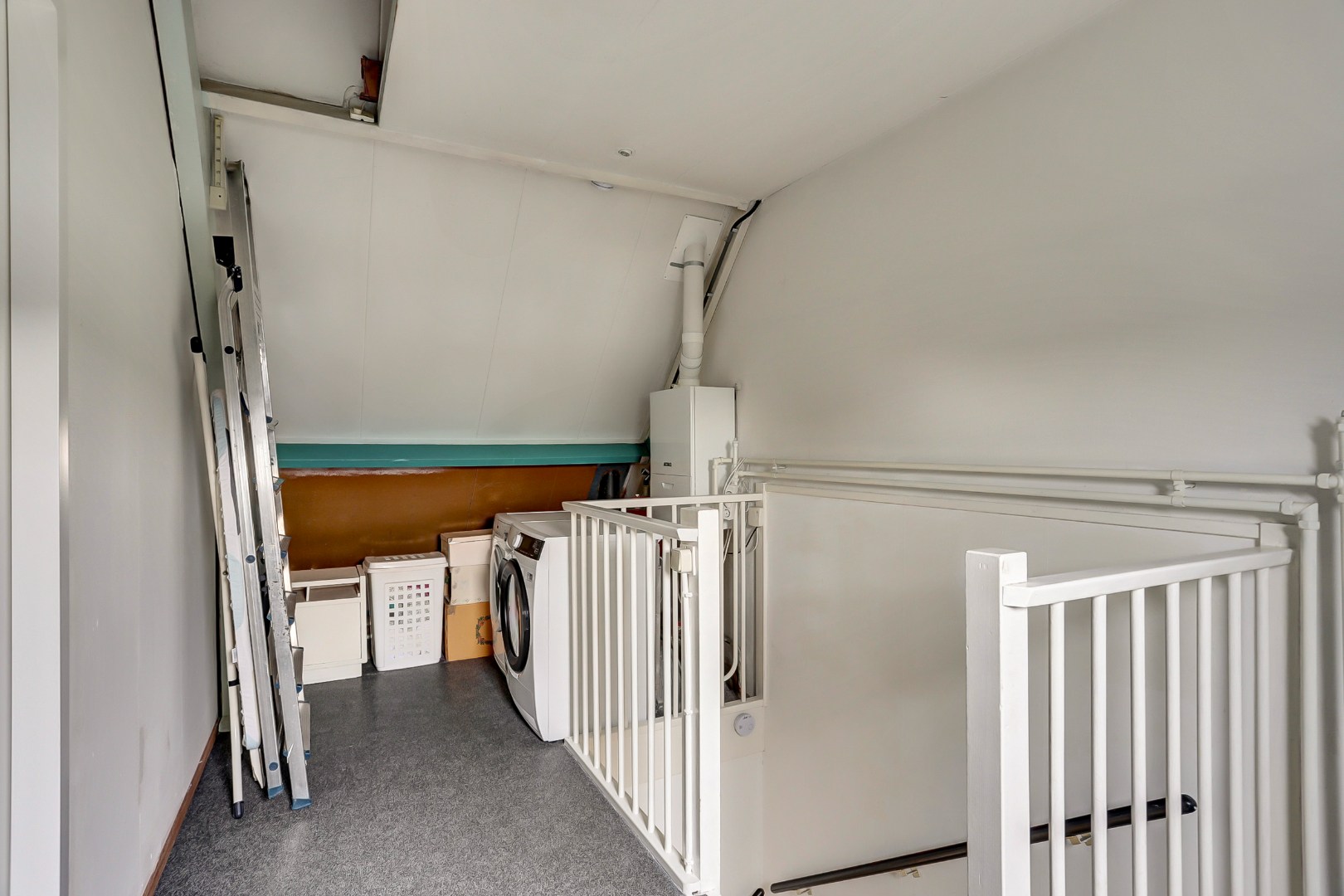 Ruime 5-kamer tussenwoning met inbouw keuken, moderne badkamer, 4 slaapkamers, ruime tuin gelegen op het zuidwesten. 