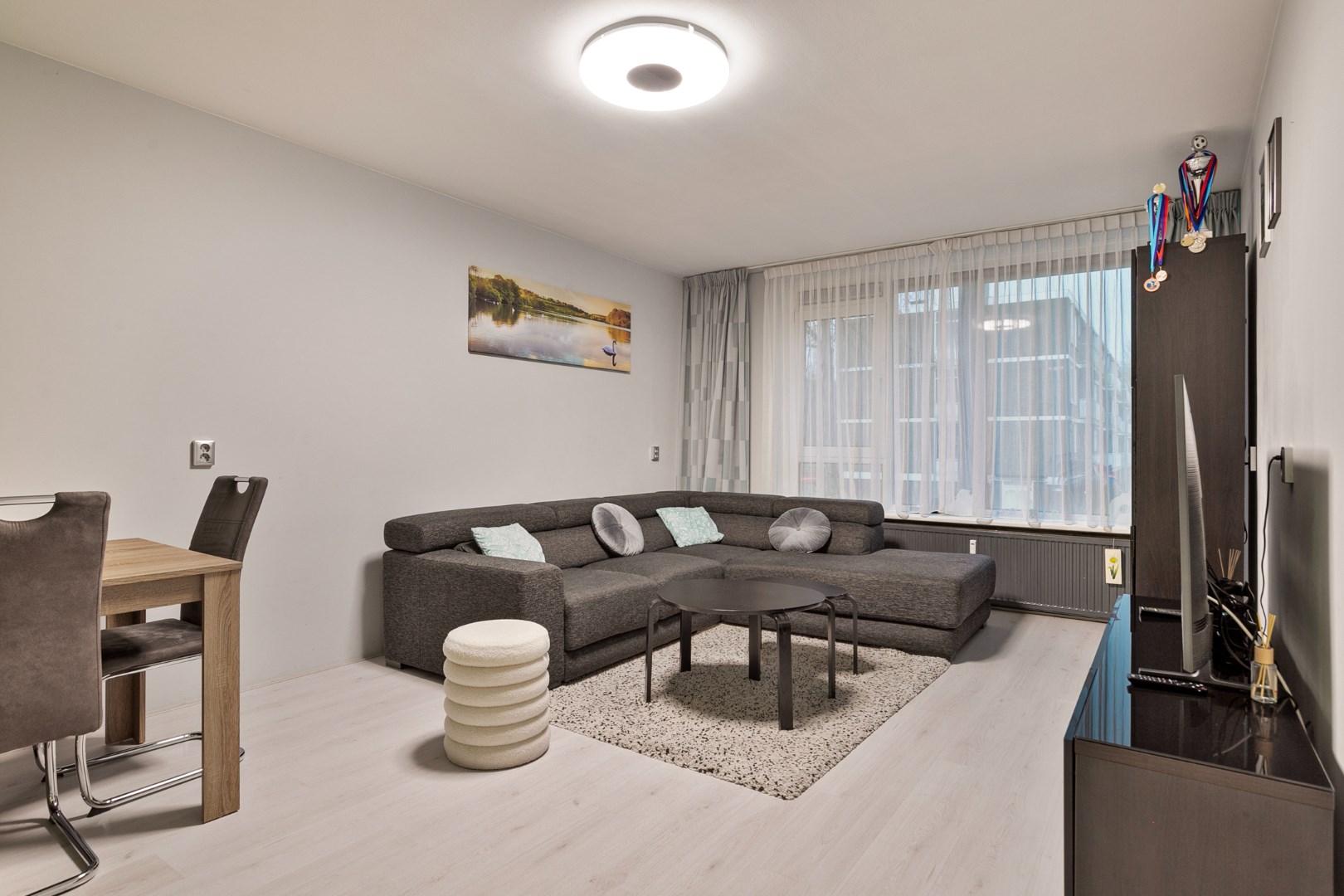 Instapklaar 3 kamer appartement op de 1e verdieping met keurige keuken en badkamer, balkon op het zuidoosten, berging in de onderbouw en gelegen op eigen grond. 