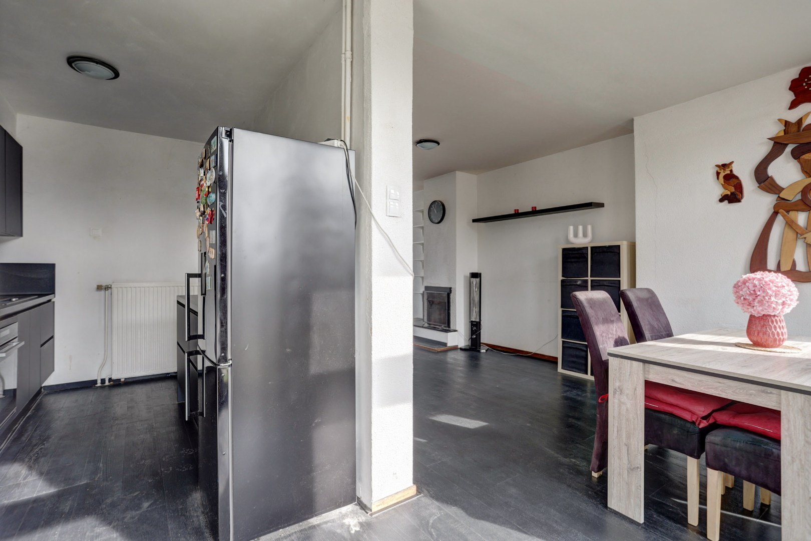 In het geliefde "Lage Land' is gelegen deze uitgebouwde 5-kamer tussenwoning met zonnige en diepe tuin en geheel gelegen op eigen grond. 