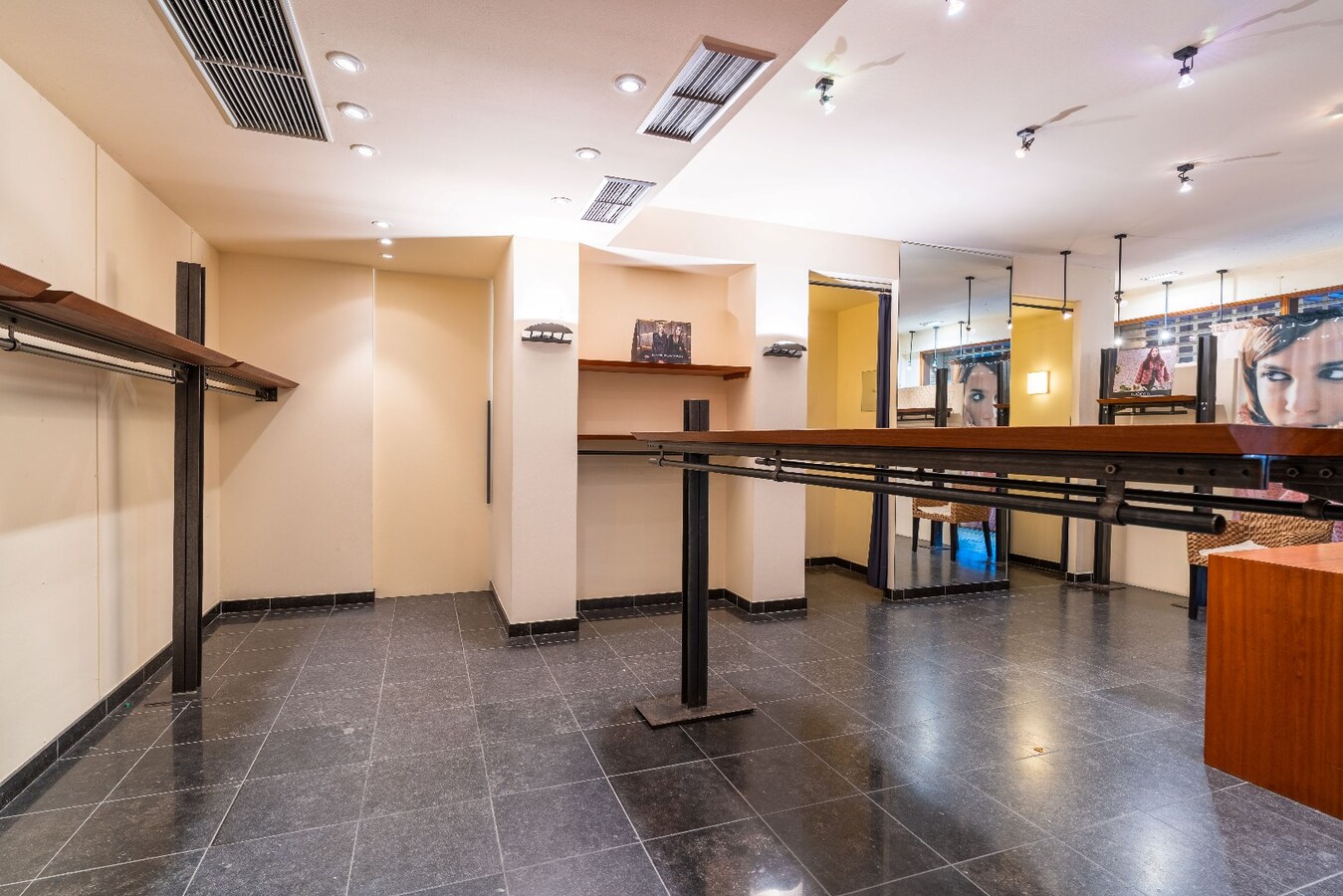 Surface commerciale de +/- 115m2 en plein centre-ville, à 2 pas de la Grand Place et de la Petite Rue ! 