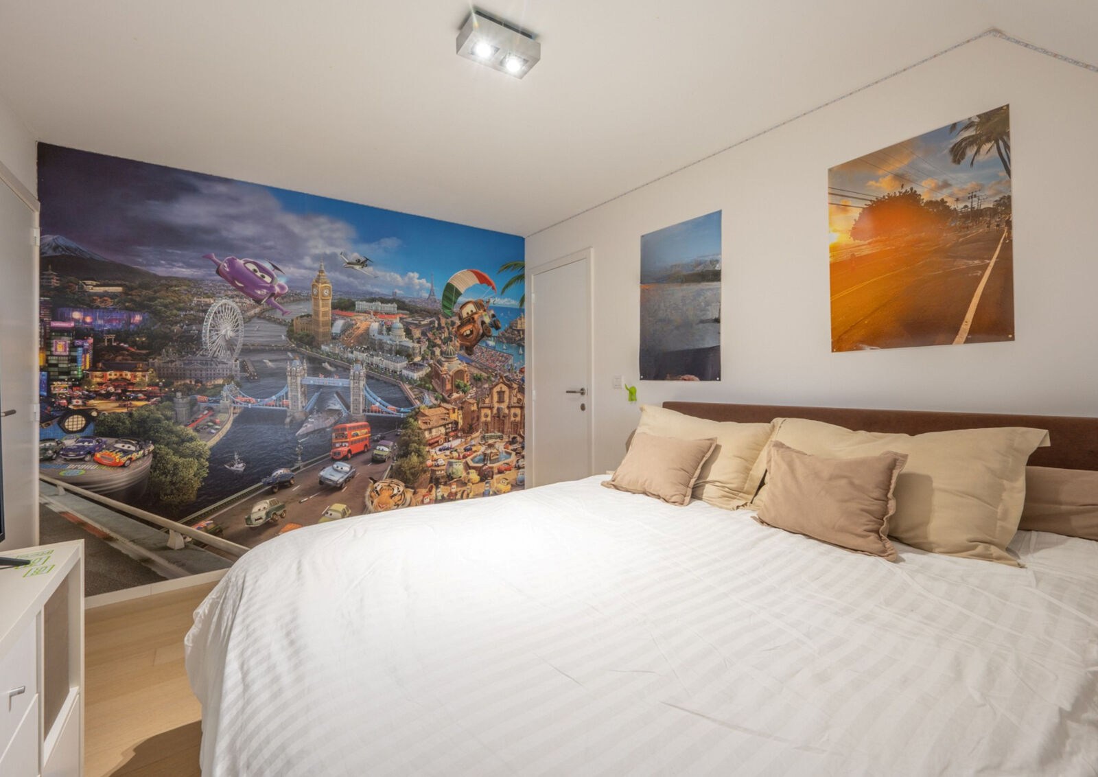 Prachtig gerenoveerde alleenstaande villa geniet van een uitstekende centrale ligging, op slechts enkele minuten van het centrum van Knokke. 