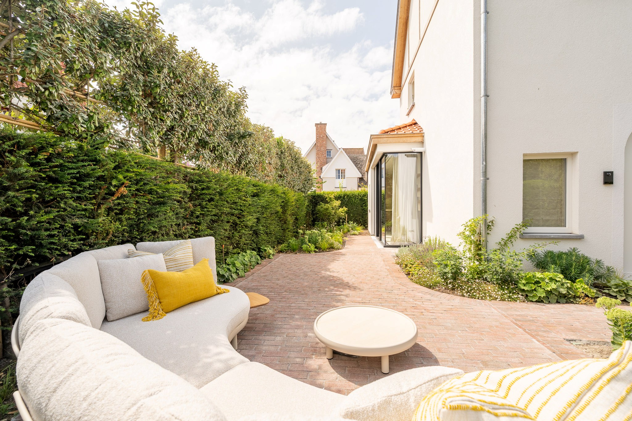 Très luxueuse et charmante villa jumelée rénovée, située à proximité du centre commercial de Knokke. 