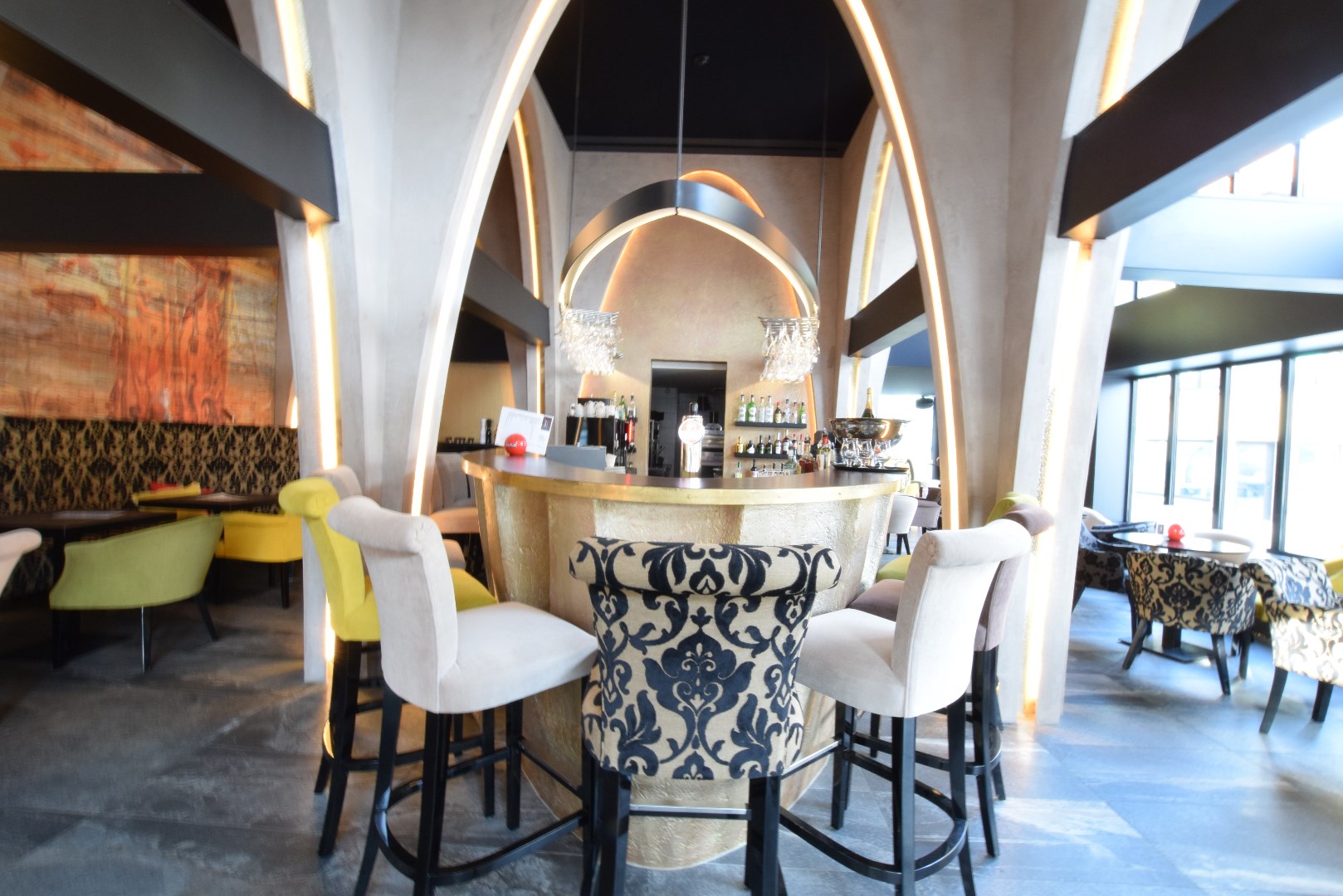 Verhuurd opbrengsteigendom (200m²) op commerciële toplocatie te Diksmuide! 