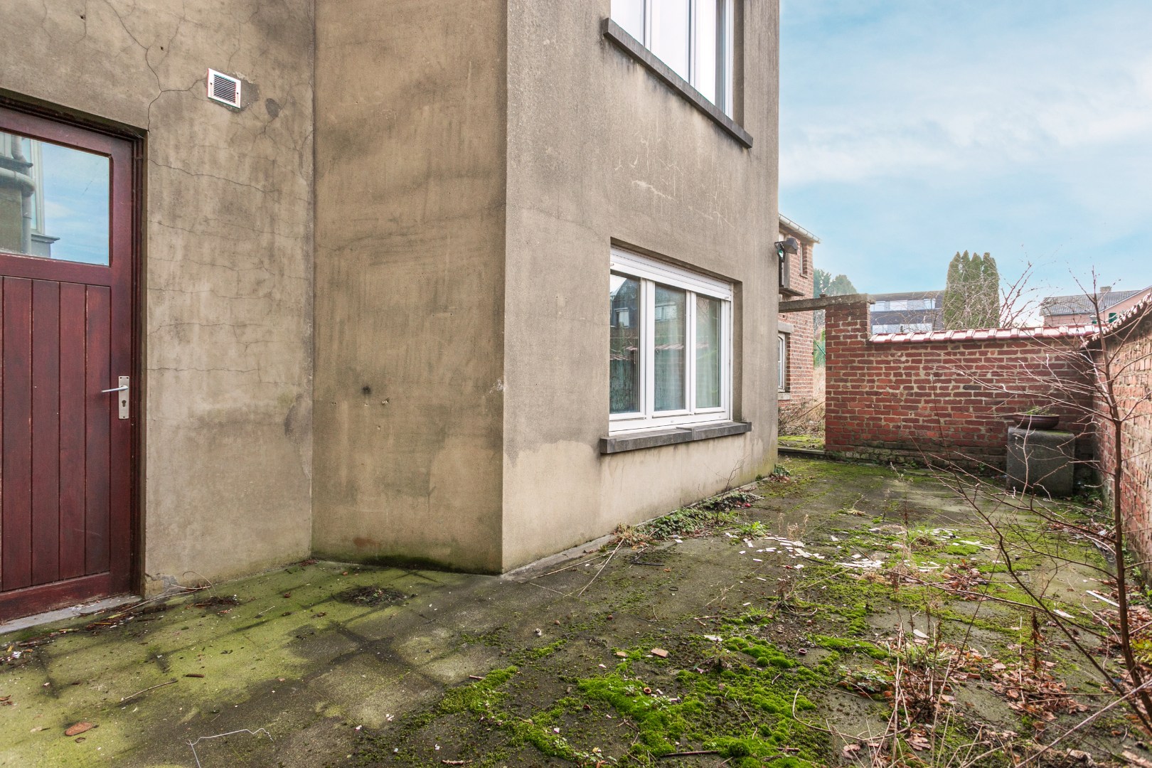 Kraktervolle woning met veel potentieel, 2 autostaanplaatsen en tuin te Dworp 