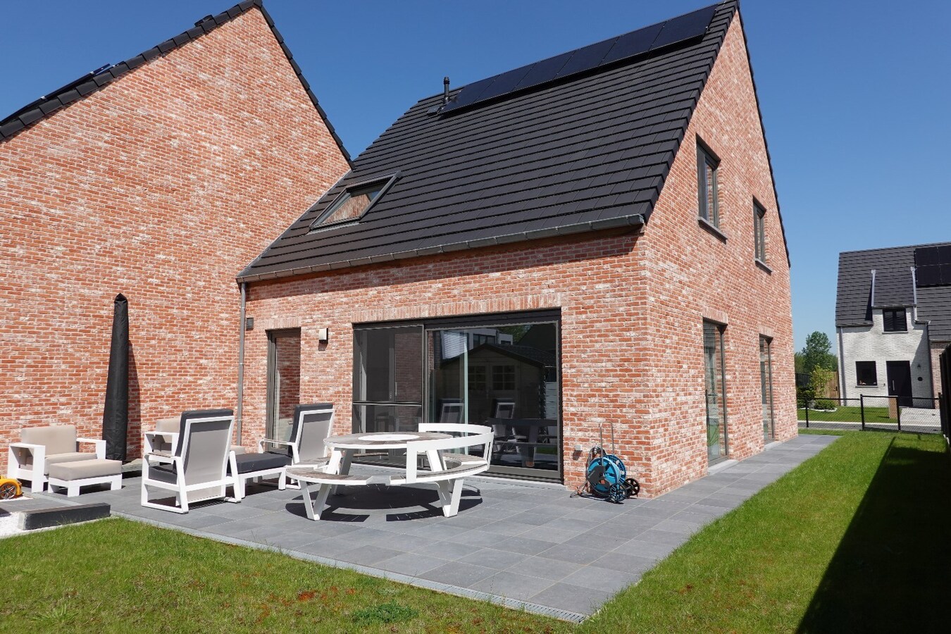 Prachtige halfopen nieuwbouwwoning met inpandige garage en zuidgerichte tuin 