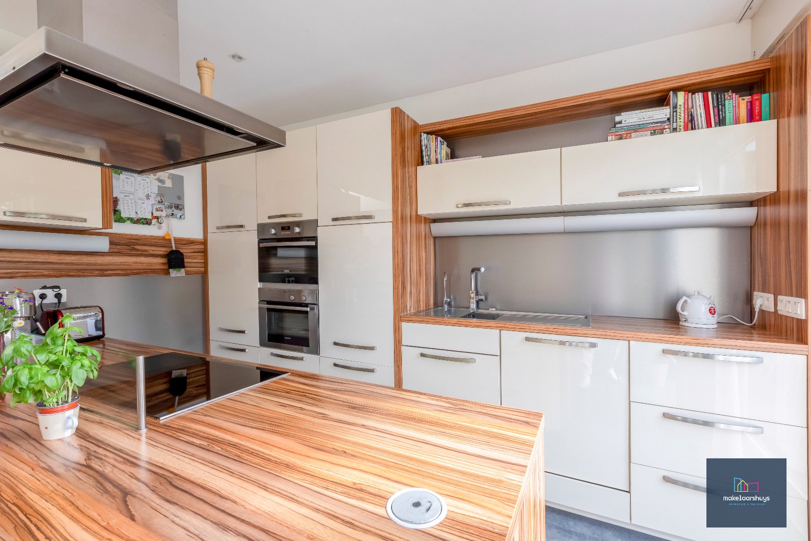 VERKOCHT ! Instapklare energiezuinige handelswoning met tuin en garage 