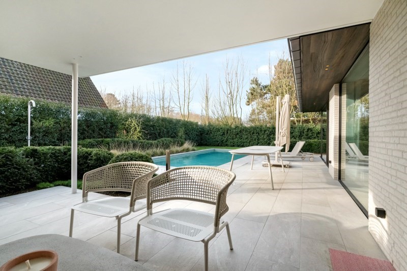 Magnifique villa jumelée récemment rénovée, située au calme entre le centre de Knokke et Le Zoute, avec une parfaite orientation Sud-Ouest. 