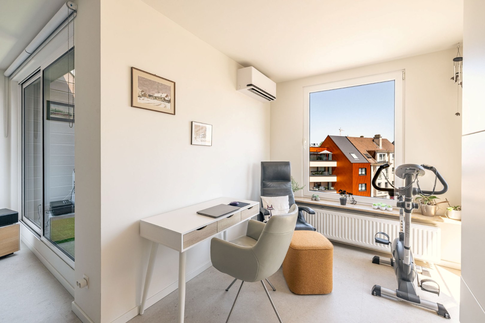 Ruim appartement met 2 slaapkamers, dubbele garage en twee terrassen te Aalst 