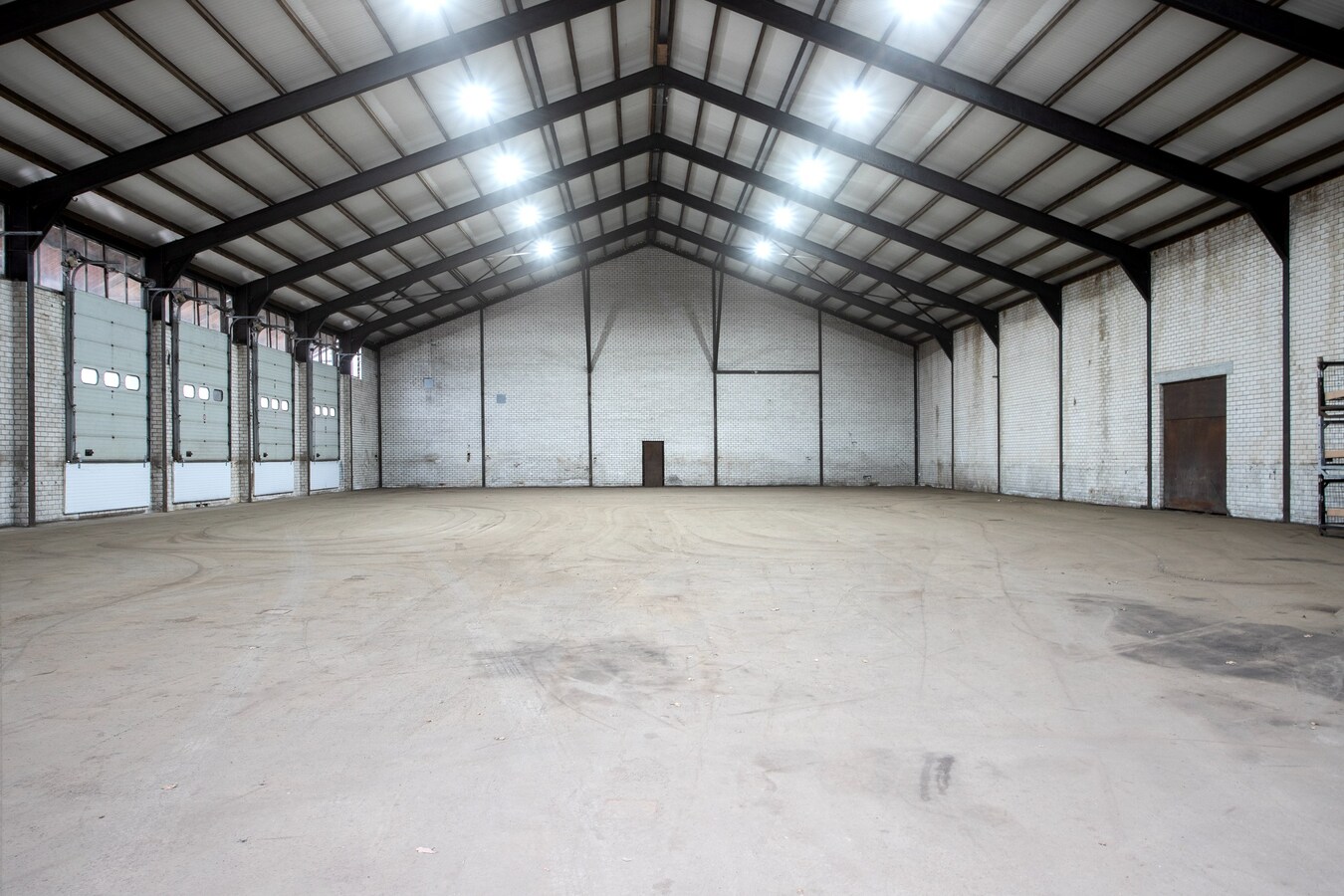 Te huur: “Opslag/overslaghal met buiten terrein”  aan de Rijt 31 te Luyksgestel, voorheen van KLG met buitenterrein. 