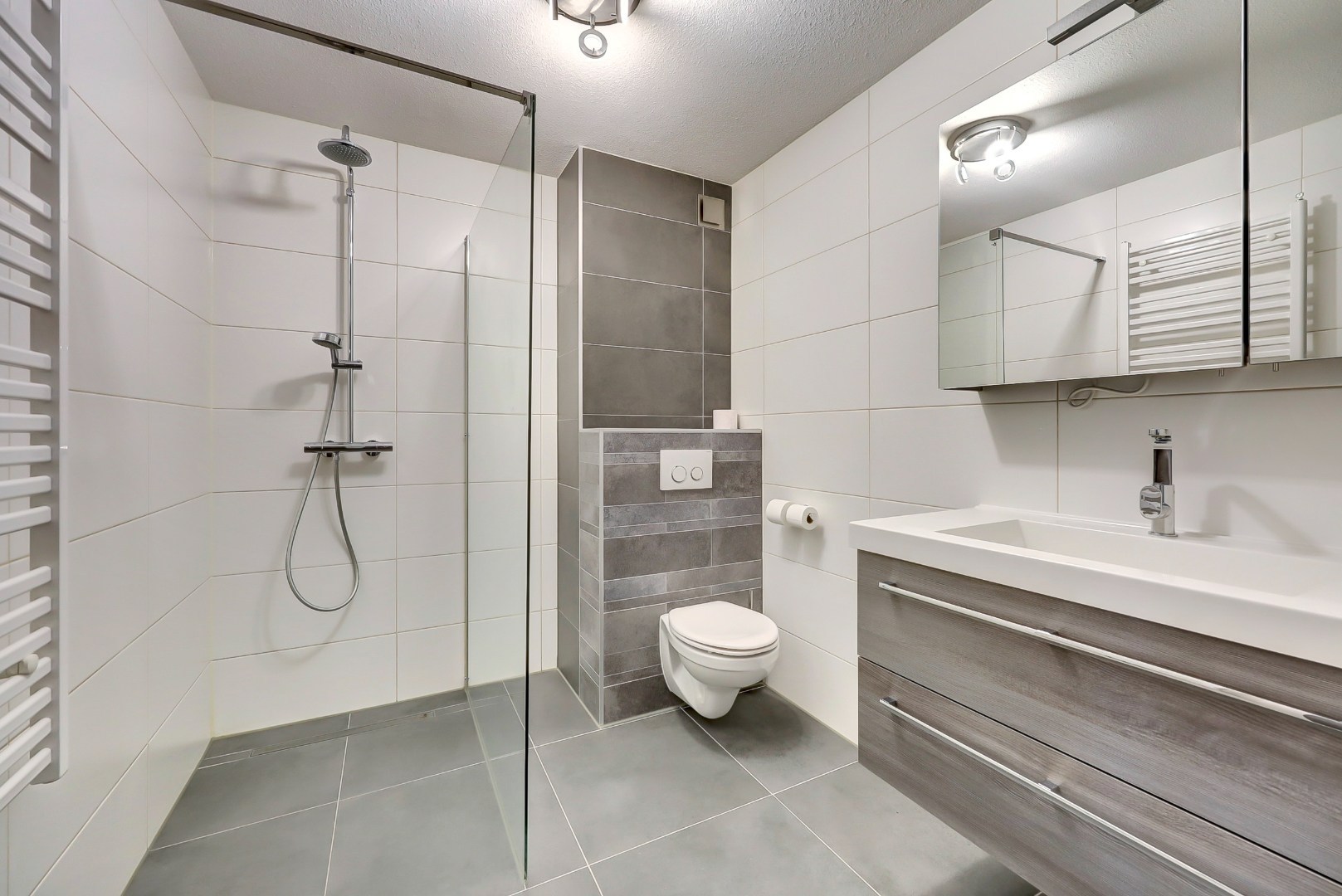 Ruime en lichte 2-onder-1-kap woning met parkeerplaats, garage, 3 slaapkamers, en zonnige tuin op het zuidwesten direct aan het water 