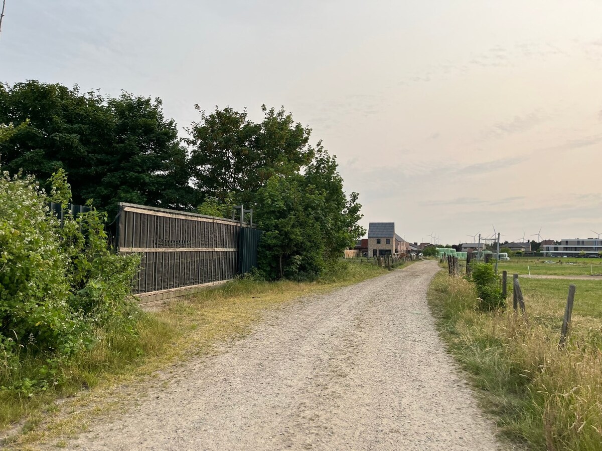 Handelsgelijkvloers met opslagruimte, weiland en achteringang 