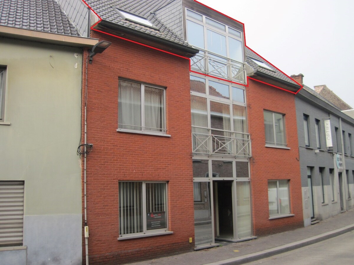 Bijzonder ruim appartement in hartje Kruishoutem. 