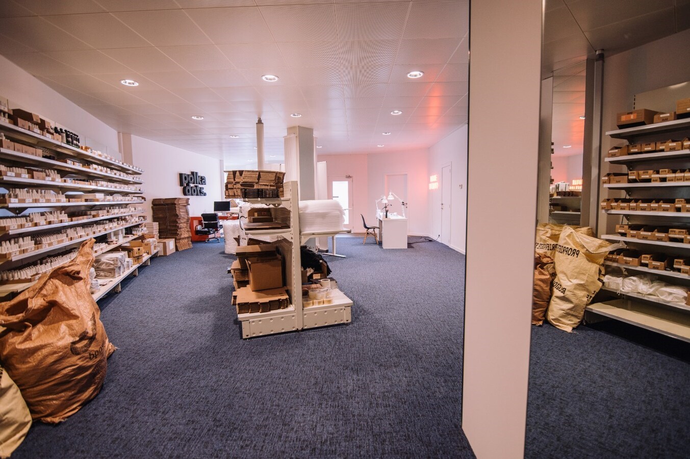 Ruim commercieel pand met parking. Uitstekende ligging nabij station en ziekenhuis. 