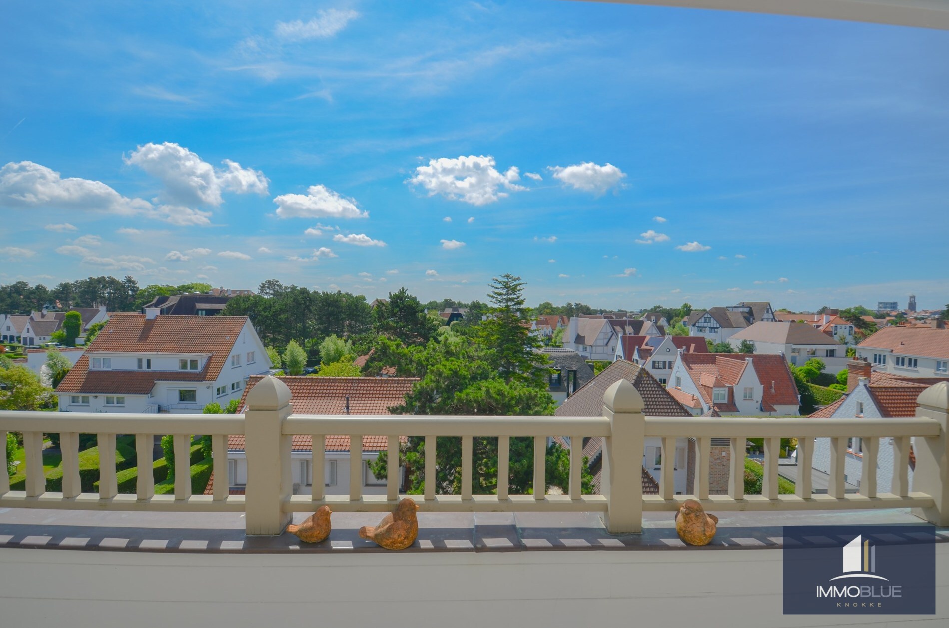 Appartement duplex élégant avec terrasses ensoleillées et vue dégagée sur les villas du Zoute. 