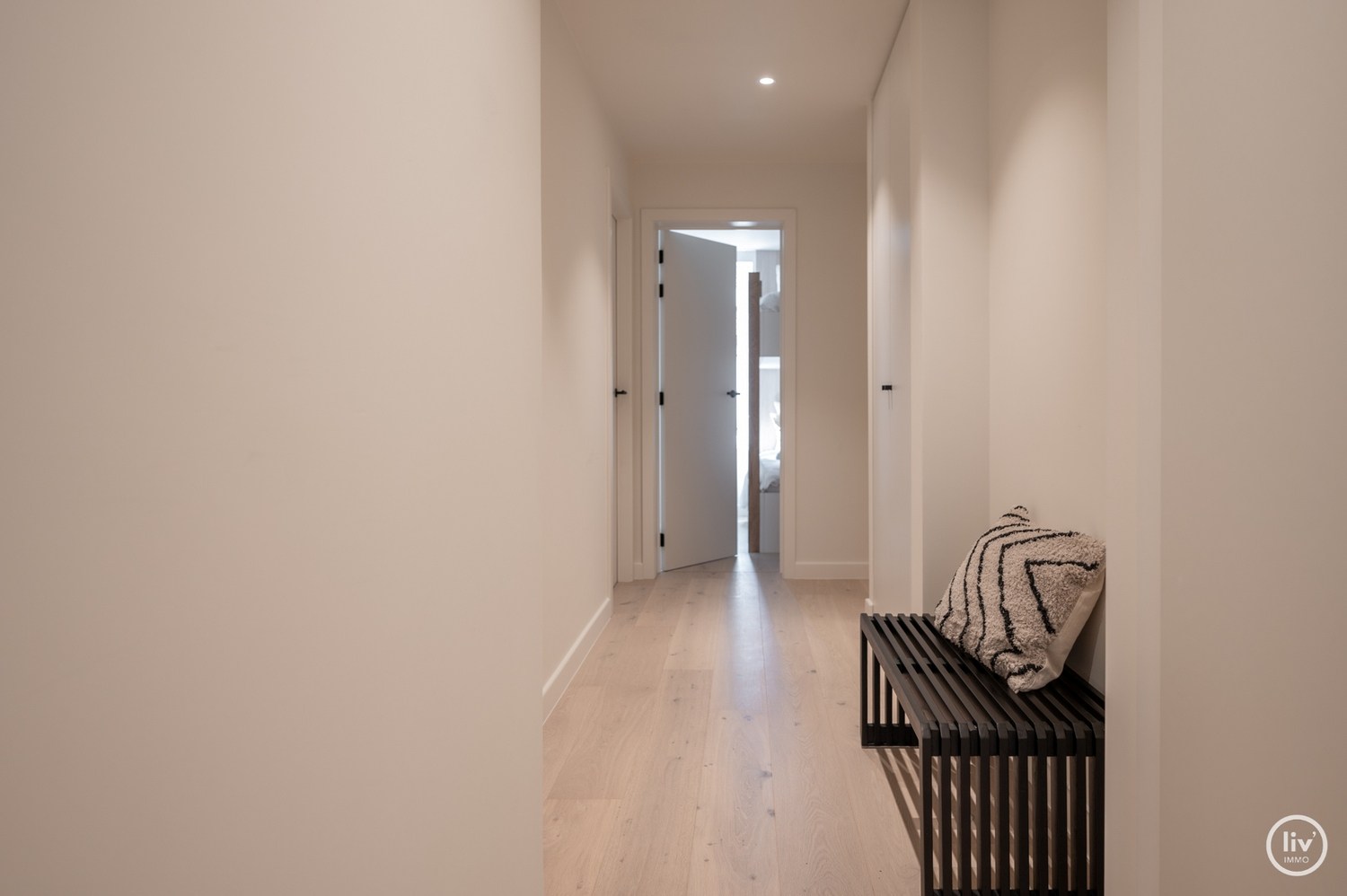 Prachtig, ruim gerenoveerd appartement met een mooie gevelbreedte van 7 m, gelegen op de Lippenslaan te Knokke. 