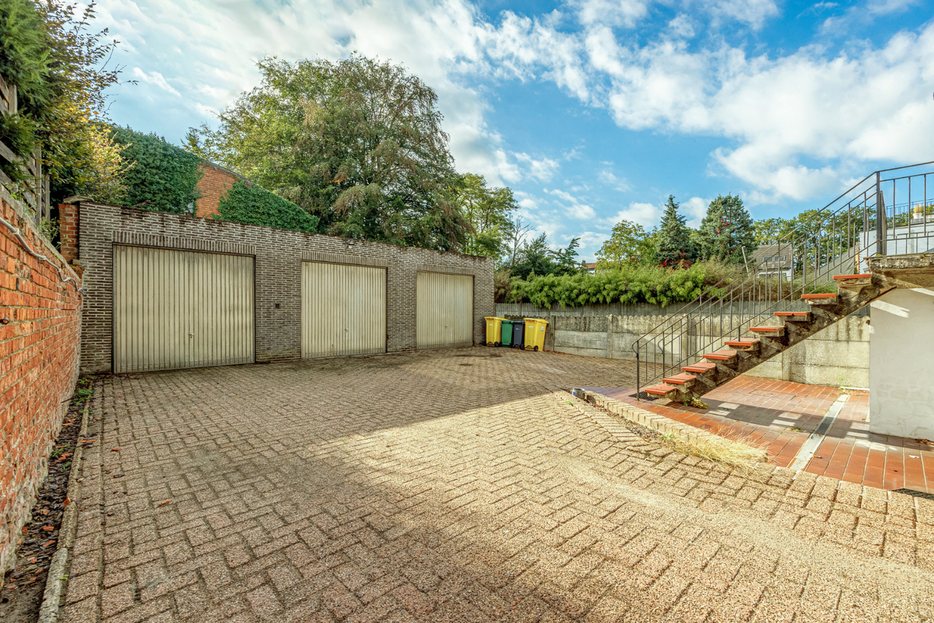 Te renoveren HOB met 3 slpk en 3 garages te Herentals! 