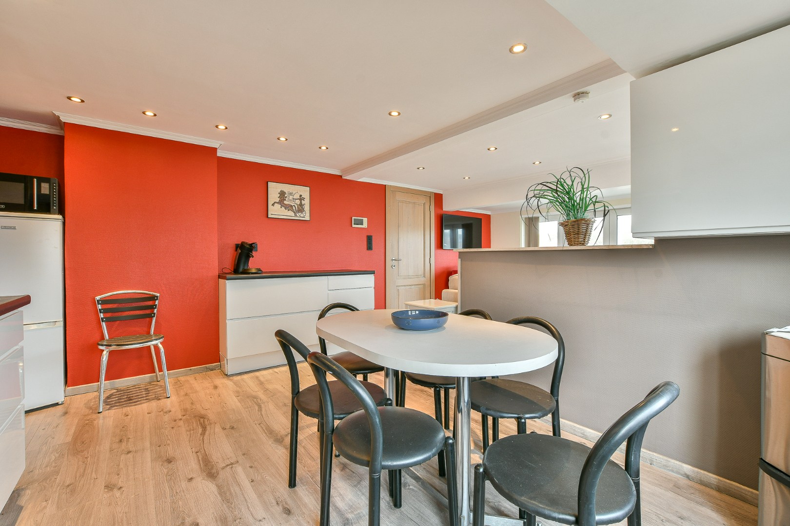 Ruime woning met veel mogelijkheden, carport en 2 parkeerplaatsen - vlakbij centrum &amp; zee! 