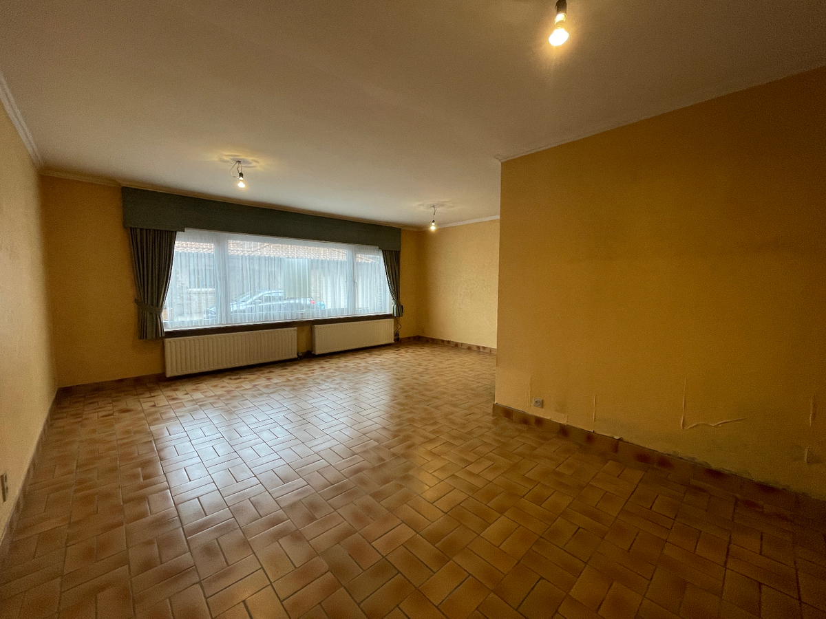 Gelijkvloers appartement met 2 slaapkamers en garage te centrum Roeselare 