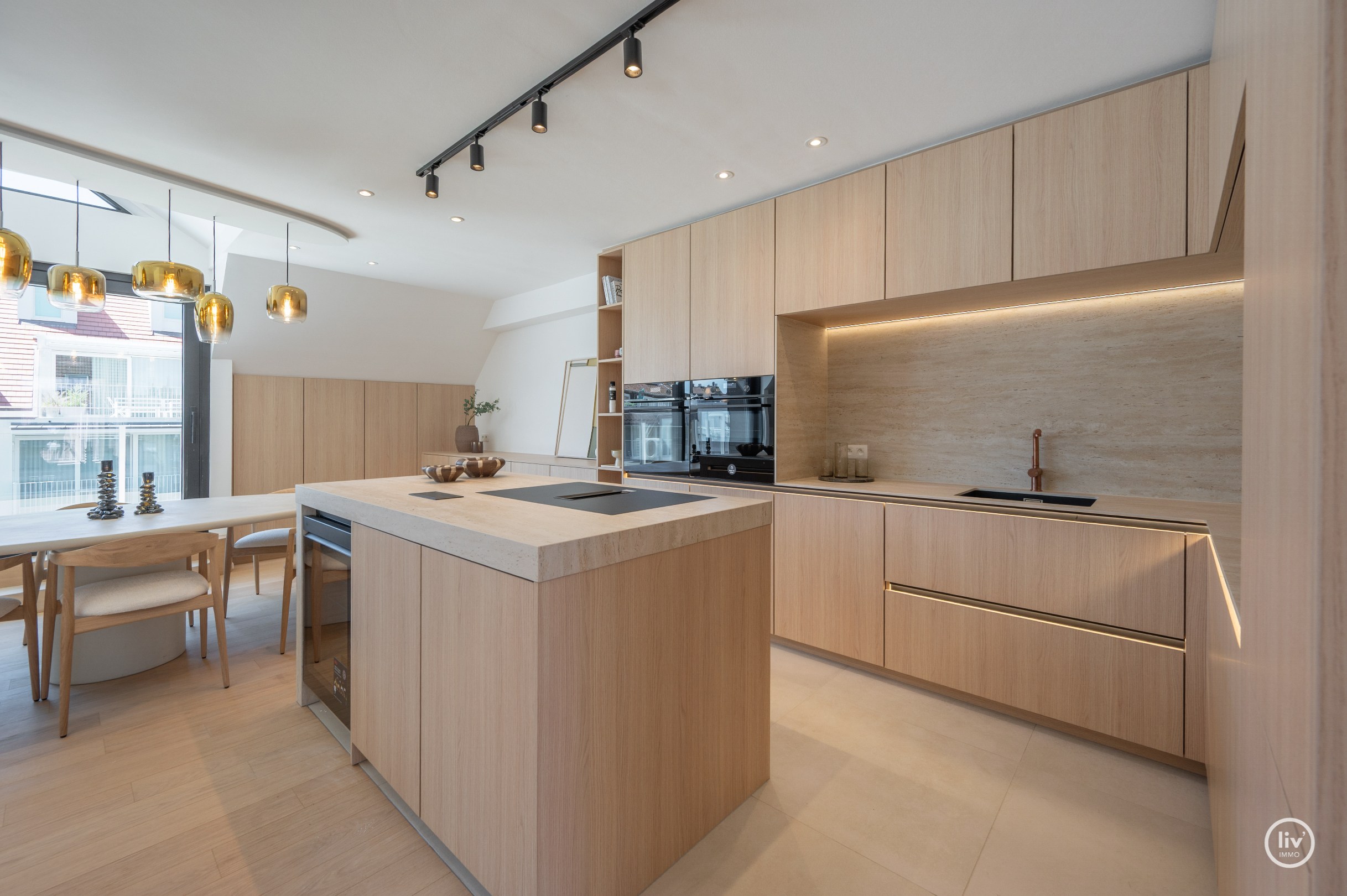 Magnifique duplex spacieux (216 m2) entièrement rénové situé sur l'avenue Léopold à Knokke. 