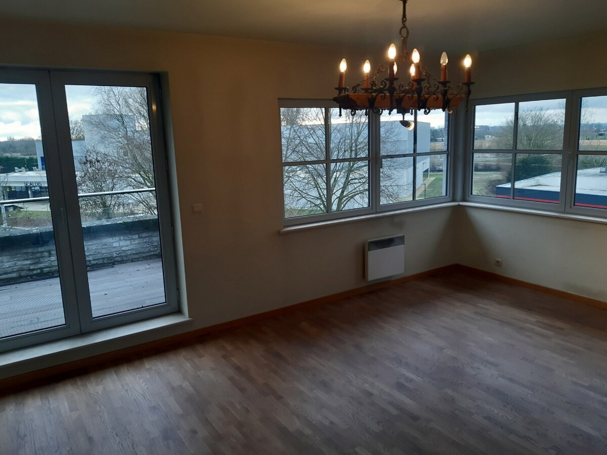 Ruim appartement met 2 terrassen naast Carrefour. 