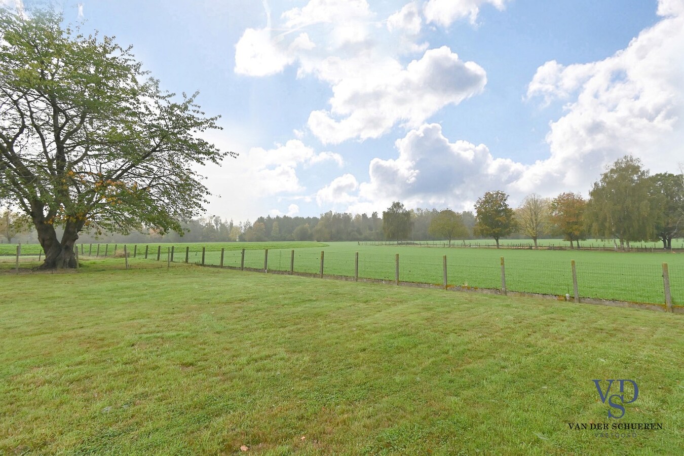 Te renoveren woning met uniek uitzicht op de omliggende akkers 