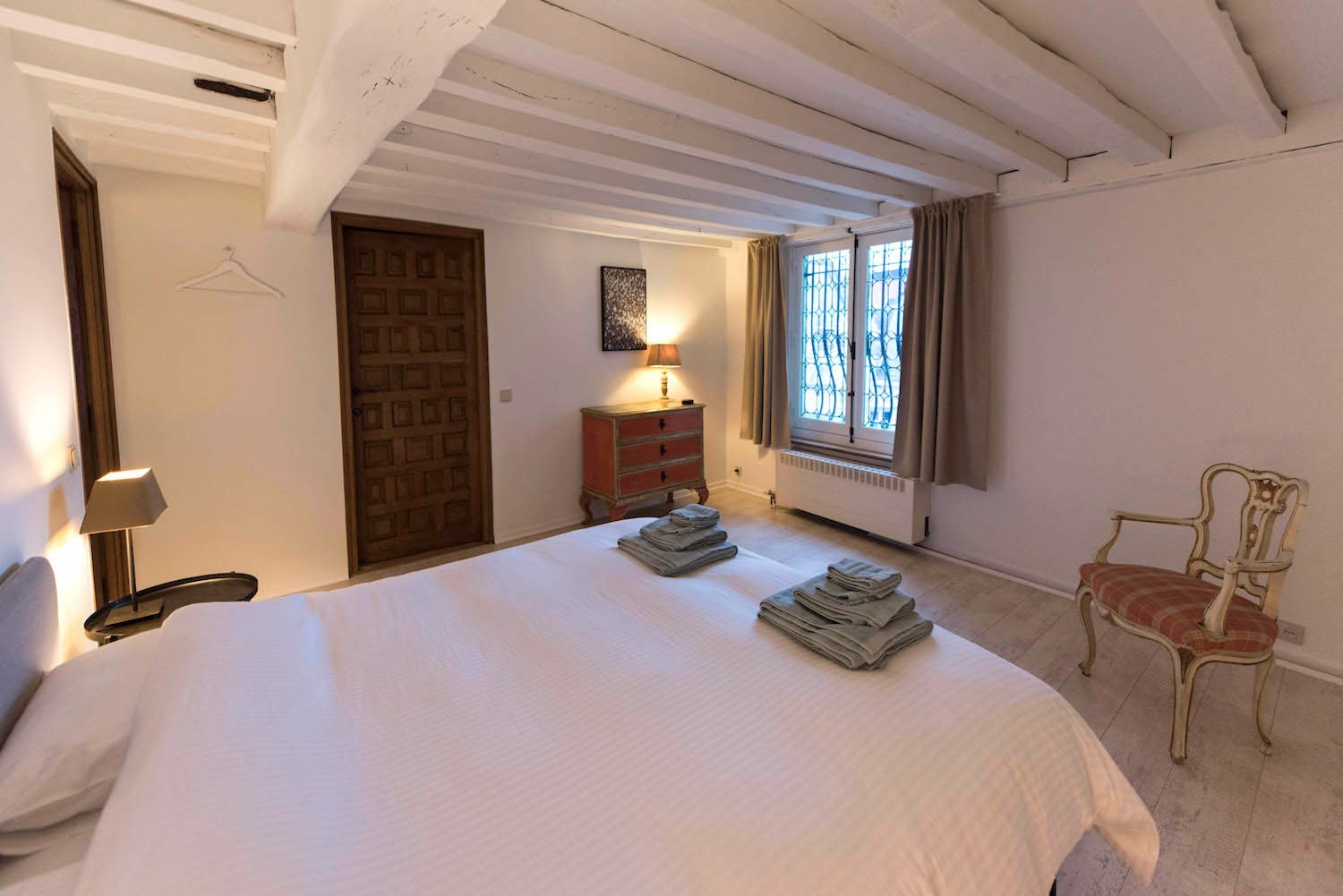 Gemeubeld appartement in centrum Antwerpen in historisch pand met zicht op de kathedraal 