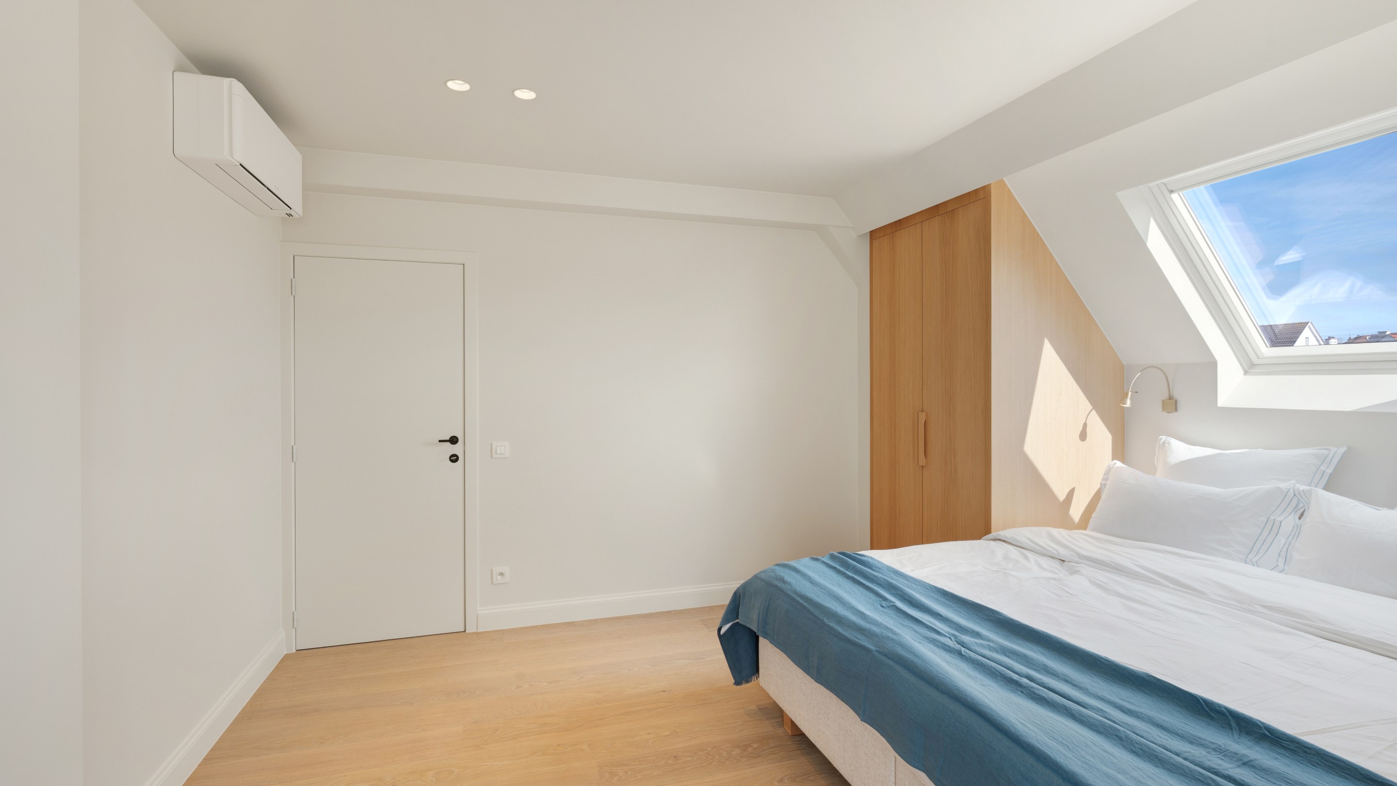 Op een uitmuntende locatie in Duinbergen, op wandelafstand van het strand en de duinen, bevindt zich deze prachtig en hoogwaardig gerenoveerde koppelvilla. 