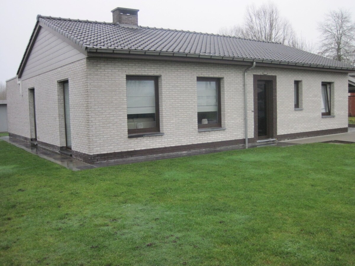 Goed gelegen, eigentijdse bungalow. 